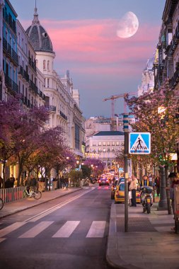 Madrid, İspanya, 26 Mart 2019. Madrid sokaklarının dikey görüntüsü, gökyüzü düzenlenmiş, rüya gibi bir gökyüzü..
