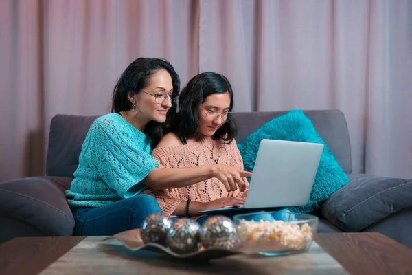 Visão Horizontal Uma Mãe Sua Filha Usando Laptop Filha Mostra — Fotografia de Stock