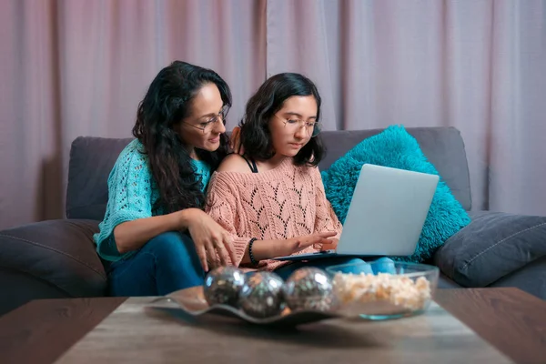 Visão Horizontal Uma Mãe Sua Filha Usando Laptop Filha Mostra — Fotografia de Stock