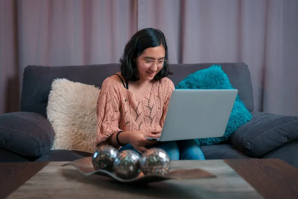 Visão Horizontal Adolescente Sentado Sofá Com Seu Laptop Ela Presta — Fotografia de Stock