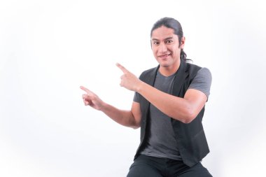 Beyaz arka planı olan, el kol hareketi yapan, iki eliyle beyaz bölgeyi gösteren, boş bir alan.