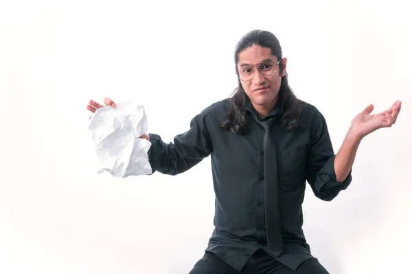 Beyaz arka plandaki adam. Kameraya doğru bakıyor ve cevabı bilmediğini ve elinde yırtık bir çarşaf olduğunu gösteriyor. Resmi giysiler içinde. Beyaz alan. Hareketli adam..