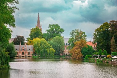 Bruges, Belçika. Nehre bakan Minnewater Köprüsü 'nden ve arka plandaki Beguinage bölgesinden bu tarihi binayı görüyoruz..