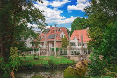 Bruges, Belçika. Güneş panellerini de içine alacak şekilde uyarlanmış klasik mimariye sahip bir evin görünümü.