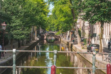 20 Ağustos 2025, Amsterdam, Hollanda, Oudezijds Achterburgwal caddesindeki bir nehrin manzarası..