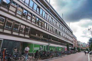 20 Ağustos 2025, Amsterdam, Hollanda. Bisiklet parkı manzarası, milyonlarca bisikletle dolu bir şehir..