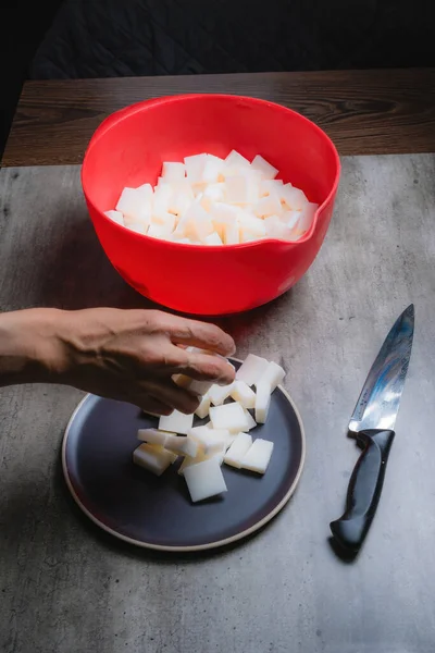 Evde, doğal banyo sabunu yapmak için organik sabun macunu kesen bir kadının ellerini görebilirsiniz. Ev yapımı. Yüzde yüz doğal..