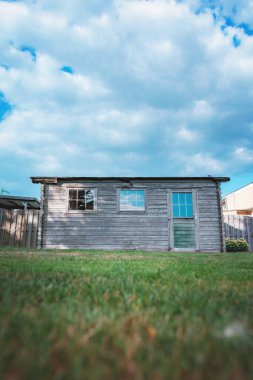 Eski bir kulübe ya da antika ahşap ahır. Avrupa 'da bir evin arkasına eski model kumaş yapılmış.
