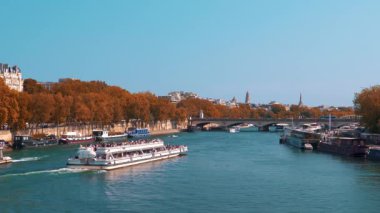 Paris, Fransa. 15 Ağustos 2025. Nehirden geçen bir tekneyi gösteren Seine Nehri 'nin görüntüsü..