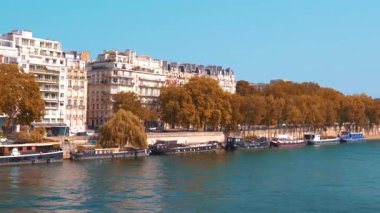 Paris, Fransa. 15 Ağustos 2025 Bir-Hakeim Köprüsü 'nden çekilen bir video arka planda ve Seine Nehri' nde Eyfel Kulesi 'ne kadar uzanan binaları gösteriyor..