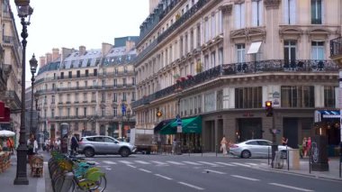 Paris, Fransa. 15 Ağustos 2025. Paris 'in merkezindeki bir caddenin görüntüsü, geçen trafiğin akışını gösteriyor..