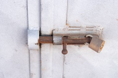 Beyaz kapı kilitli. Asgari duvar kağıdı