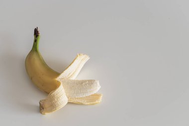 Beyaz masada muz var. Yemek arkaplanı. Asgari duvar kağıdı