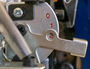 Dikiş makinesinin iç ayrıntıları iğnenin üzerindeki ipliğe uygulanacak gerilimi bildirir. Evde ya da fabrikada giysi ve ayakkabı yapımında kullanılır..