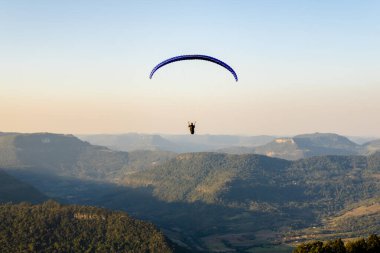 Nova Petrpolis 'teki Ninho das guias dağ sırasındaki bir paraşütçüden insanların kalkış anını izleyip kaydettiği görüntüler. İnanılmaz doğal güzellikte panoramik uçuşlar için kullanılan yer.