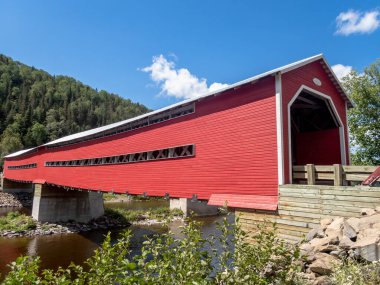 Routhierville Köprüsü, Routhierville Belediyesi, Bas-St-Laurent, Quebec, Kanada. 1931 'de Matapedia Nehri üzerinde inşa edildi..