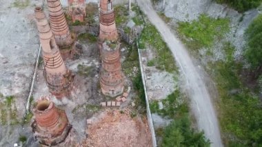 Terk edilmiş bir boru fabrikasının üzerinde uçuyor.