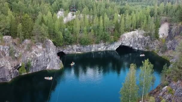 Let přes mramorový kaňon v Karelii — Stock video