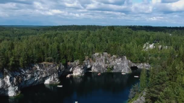 Karelia 'daki mermer kanyonun üzerinden uçuyor. — Stok video