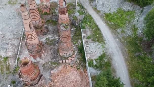 Egy elhagyatott csőgyár felett repülve — Stock videók
