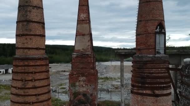 Survolant une usine de tuyaux abandonnée — Video