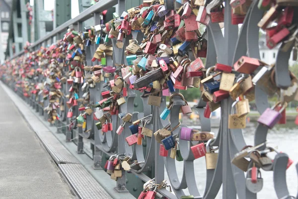 Lovelocks på Eiserner Steg bron i Frankfurt, Tyskland — Stockfoto