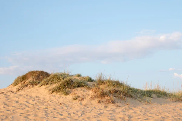 Błękitne niebo nad obręczy dune — Zdjęcie stockowe