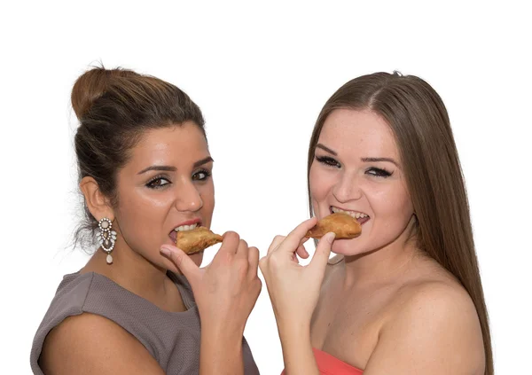 Zwei attraktive Mädchen essen Samosas — Stockfoto