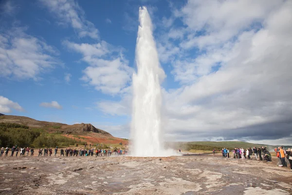 Pulverização Stokkur geyser na Islândia — Fotografia de Stock