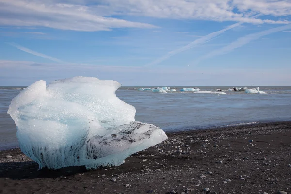 Stranded iceberg  on a lava beach — Stock Photo, Image