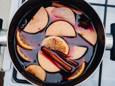 limonlu bir bardakta şarap..