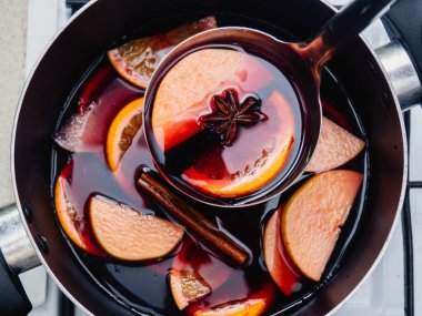 Yılbaşı bardağında baharatlı ve portakallı şarap.