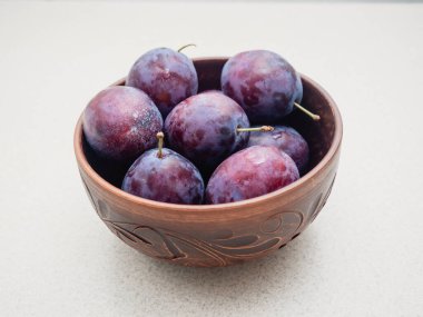 Beyaz arka planda olgun kırmızı erikler..