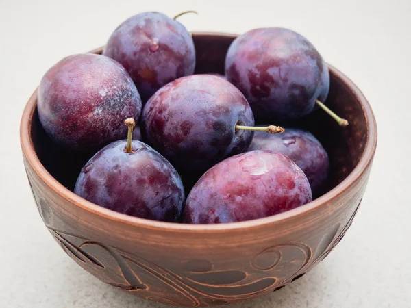 Kabın içinde olgun Erik