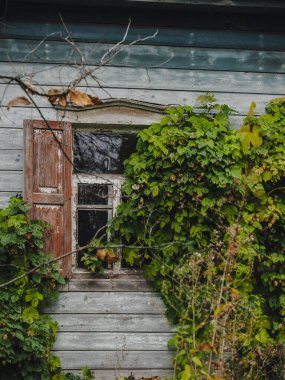 Eski terk edilmiş ev, köy.