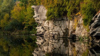 Nehir kıyısındaki sarp kayalıkların manzarası