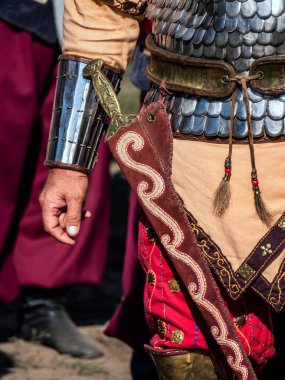 Eski İskitlerin geleneksel kostümlerinin yeniden yapılandırılması. Gelenekler festivali