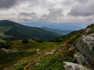 Bulutlu güzel dağ manzarası. Karpat Dağları. Ukrayna. yatay görünüm