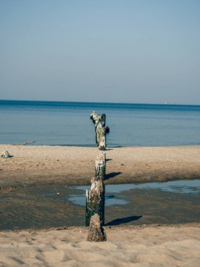 Deniz manzarası çok güzel. Denizde ahşap dalgalanma suyu