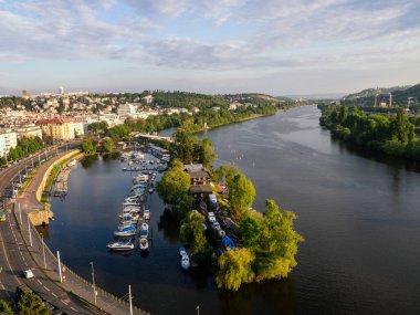 Çek Cumhuriyeti Prag 'daki Vltava Nehri' nin panoramik manzarası