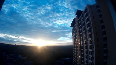 Sabah bulutlarının ve bulutlu bulutların hareketlerinin zamanı