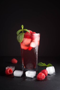 Ahududu ve nane ile taze kokteyl.