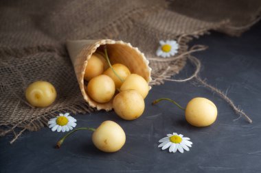 Masada sarı kiraz var. Durgun yaşam.