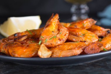 Kokulu kızarmış karidesli bir tabak..