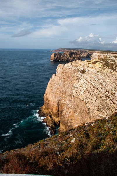 Spectaculaire Ierse Stenen Kliffen Donkerblauwe Zee Met Een Blauwe Lucht — Stockfoto