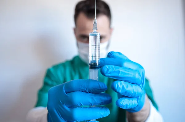 Sjuksköterska Eller Läkare Håller Ett Covid Vaccin Sina Händer Med — Stockfoto