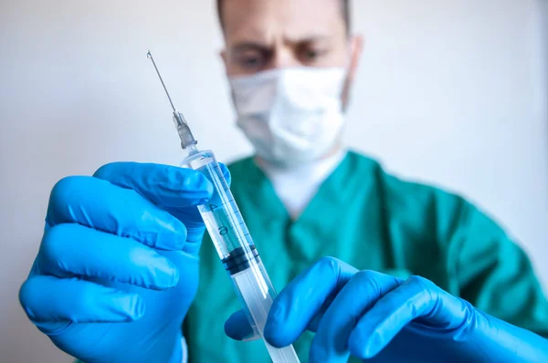 Infermiera Concentrata Con Vaccino Mano — Foto Stock