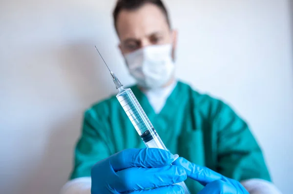 Läkaren Håller Ett Vaccin Händerna Med Blå Handskar — Stockfoto