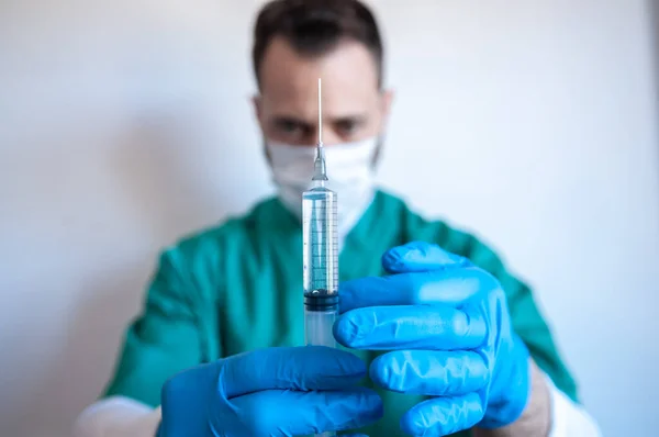 Infermiera Ospedale Con Una Siringa Mano Con Guanti Blu — Foto Stock