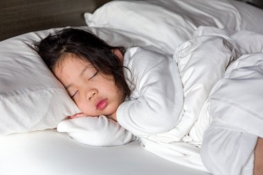 Uyuyan küçük kız